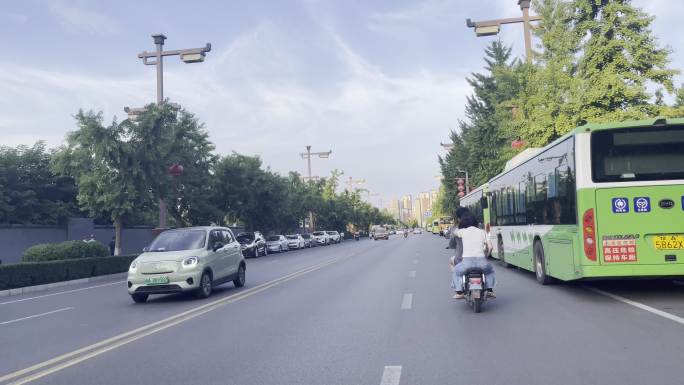 城市道路公路绿化电动车第一视角公路行驶