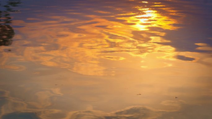 夕阳湖面波光粼粼