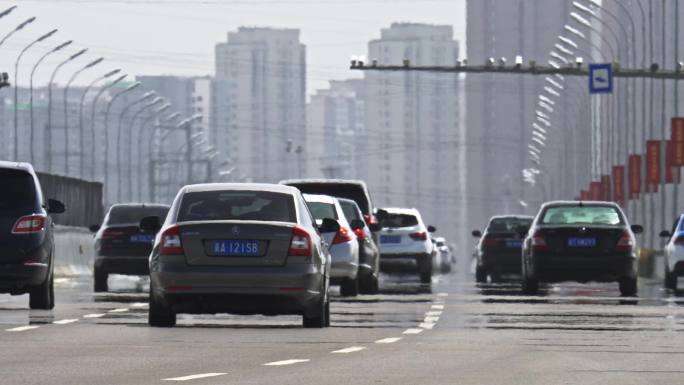 高温炎热夏天汽车公路行驶