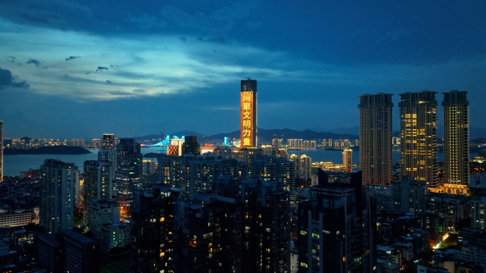 暴风雨前厦门市中心傍晚夜延时