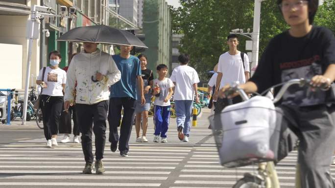 夏天高温城市街道行人