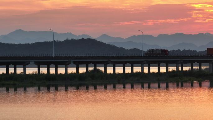 浙江高速公路高架桥傍晚夕阳晚霞水面倒影车