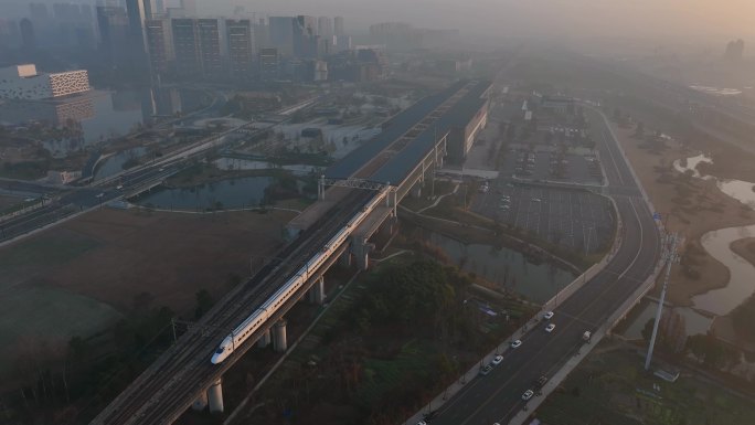 4k航拍清晨杭州临平南站 高铁驶过