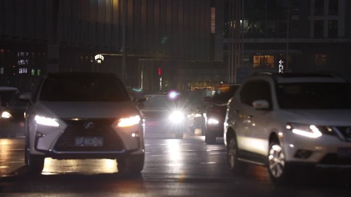 城市夜晚街景车流路灯红路灯行人过马路大楼