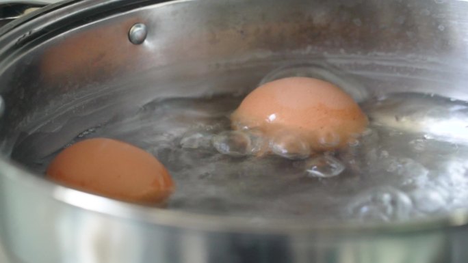 做早餐煮鸡蛋场景