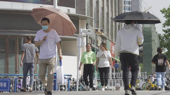 夏天高温城市街道行人