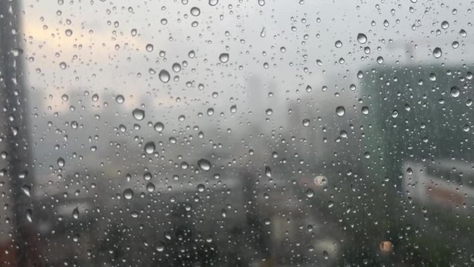 雨天玻璃下雨窗户傍晚氛围夕阳城市清新特写