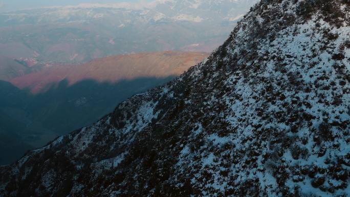 冬季雪山自然风光视频残雪覆盖雪山近景