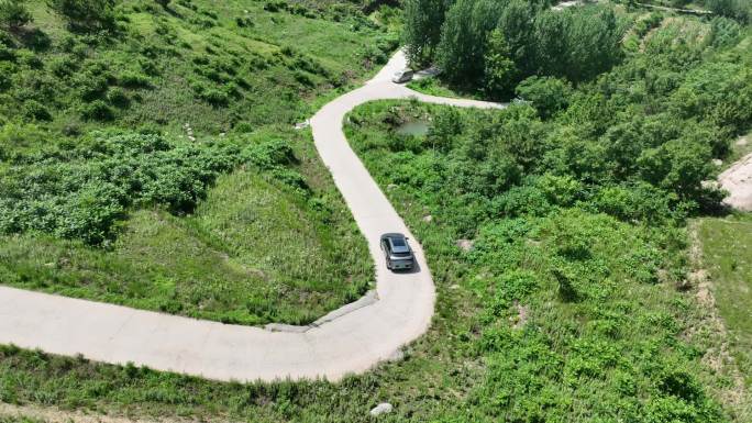 比亚迪汽车山区弯道道路山路绿树