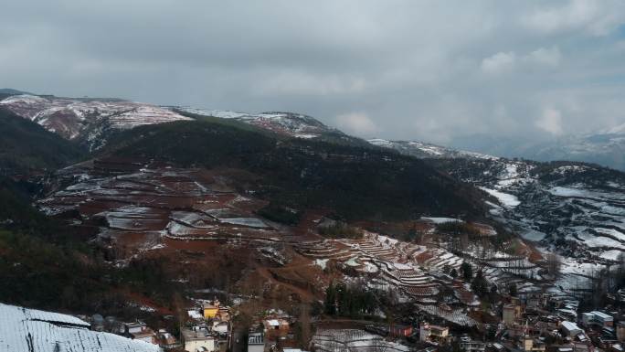 冬季雪景自然风光视频残雪覆盖红土地田野