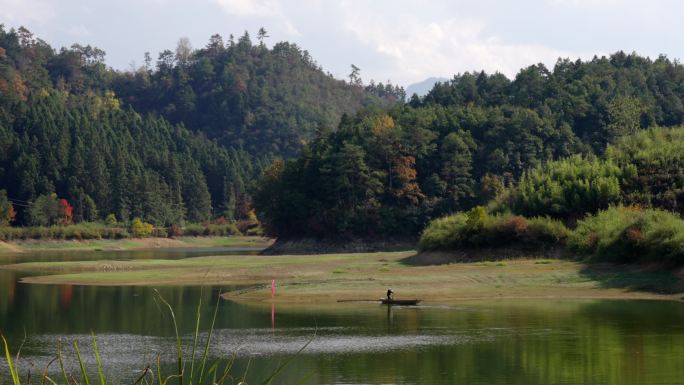 千岛湖渔夫湖边划船