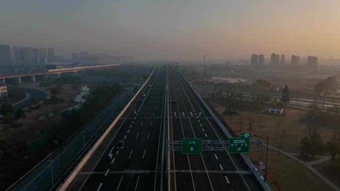 4k航拍清晨杭州临平高铁站和高铁列车