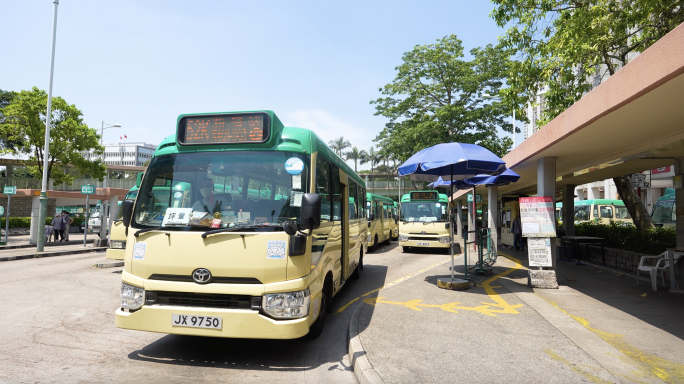 香港公共小巴巴士车站交通候车上车行驶中