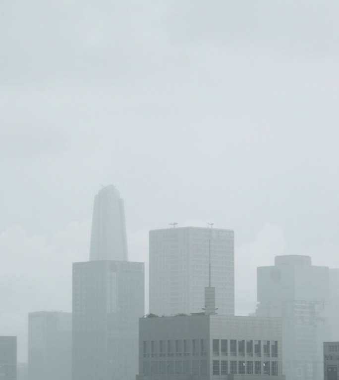 深圳城市建筑群从乌云到下雨到天晴