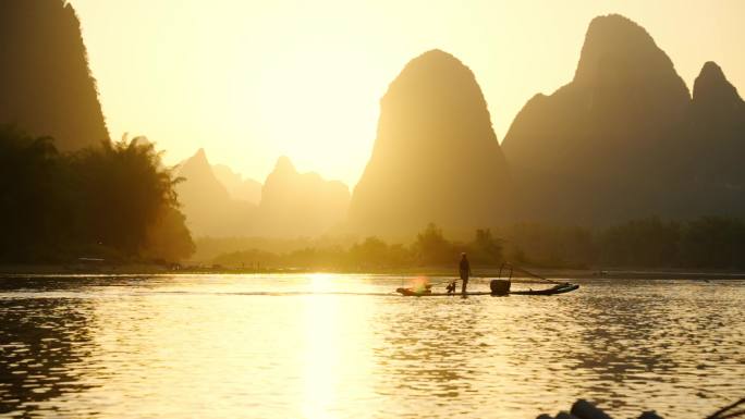 夕阳下桂林漓江上的竹筏划过江面