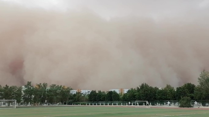 哈密：夏日强沙尘暴来袭，“沙墙”排山倒海