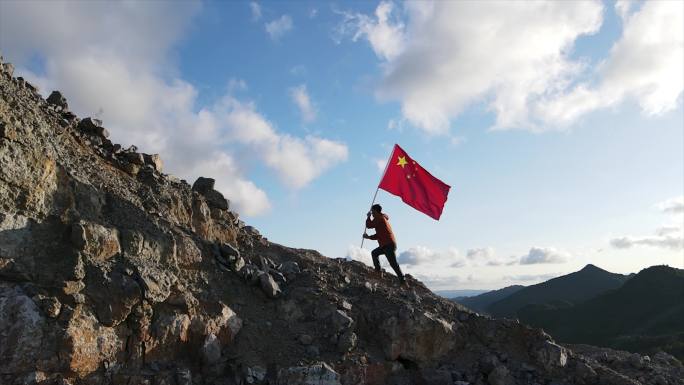 阳光少年手持红旗山顶奔跑追逐梦想爱国教育