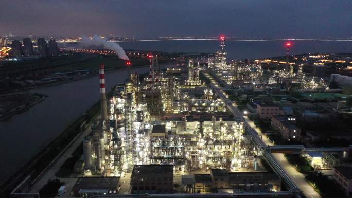 航拍视角石油化工厂