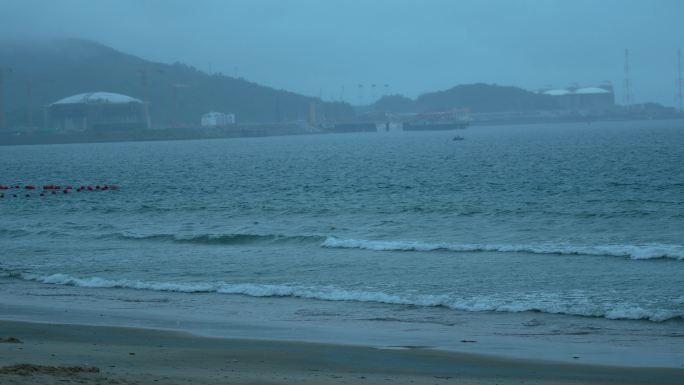 下雨的海边云雾环绕