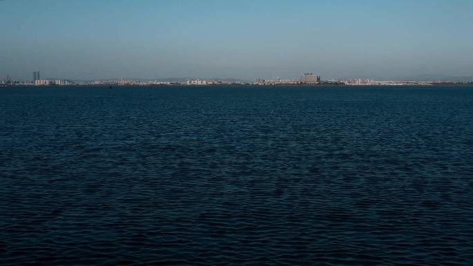 湖泊视频云南昆明滇池蓝色湖面远处房屋