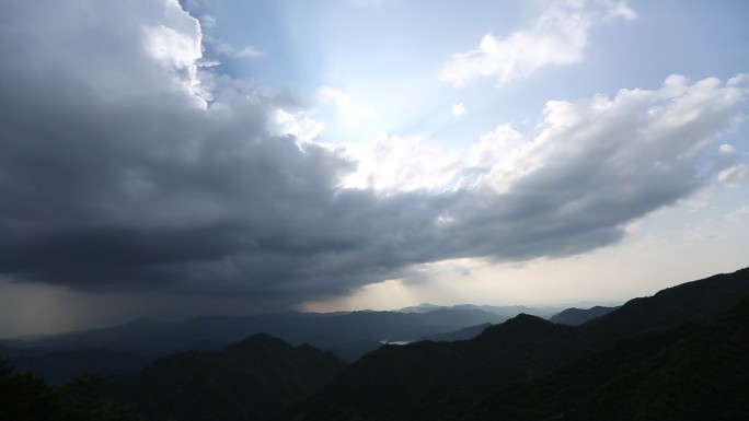 山区夏天午后雷阵雨乌云密布阳光延时实拍