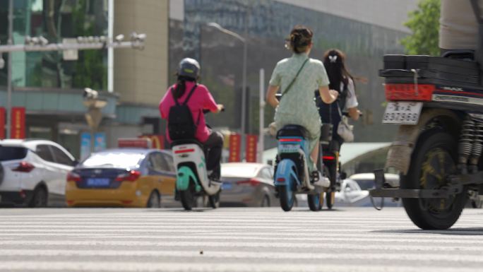 夏天高温城市街道行人