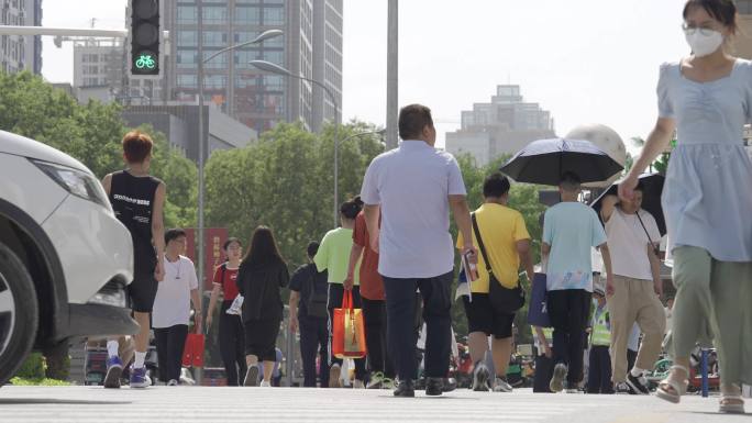 夏天高温城市街道行人