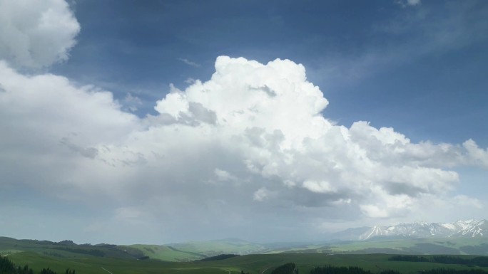 新疆伊犁草原雪山蓝天白云3延时摄影