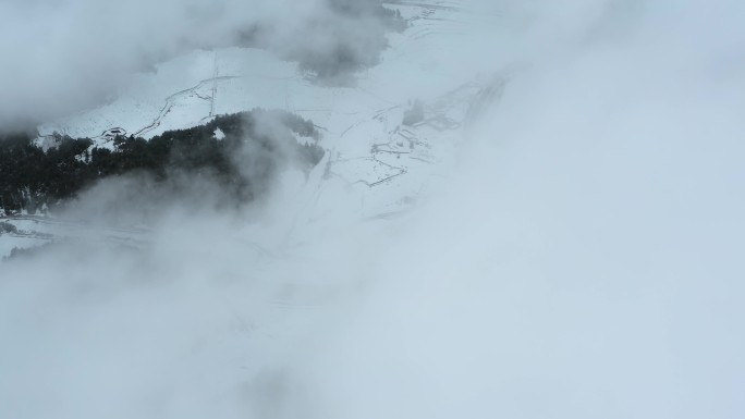 冬季雪景自然风光视频云雾积雪覆盖大地公路