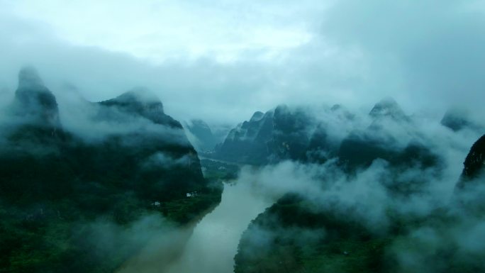 航拍烟雨漓江