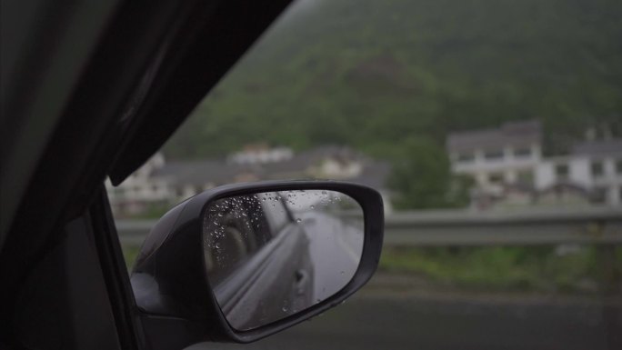 雨天开车玻璃上的水珠后视镜水滴 窗外