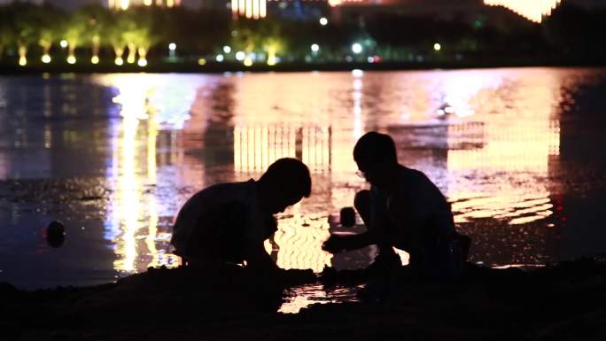 城市幸福生活挖呀挖孩子河边玩水小伙伴童年