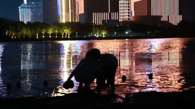 城市幸福生活挖呀挖孩子河边玩水小伙伴童年