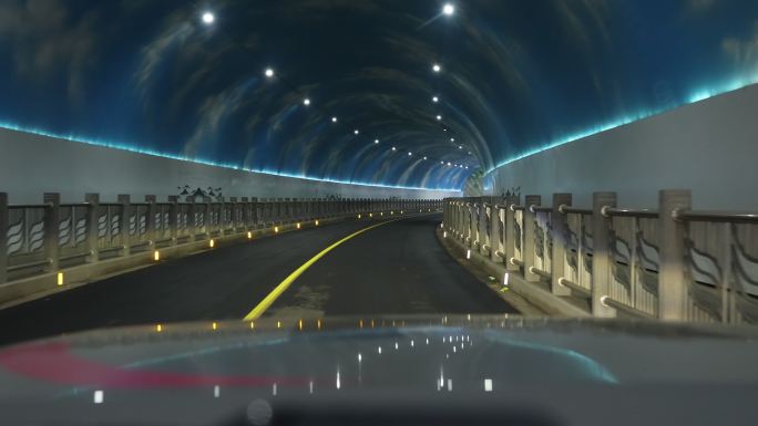 开车穿过黄泥山隧道