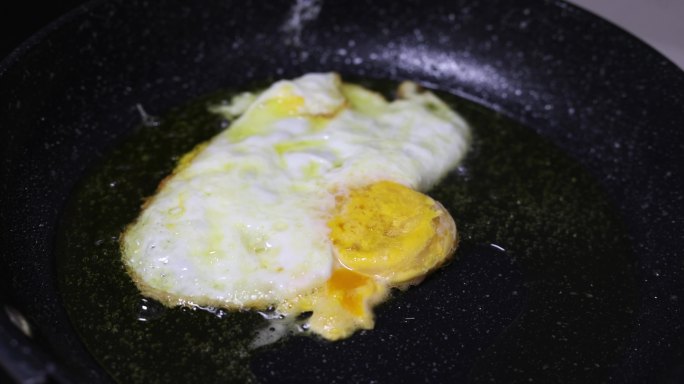 营养早餐煎鸡蛋煎火腿肠
