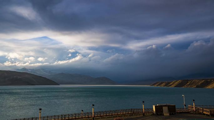 新疆白沙湖延时蓝调湖面积雨云
