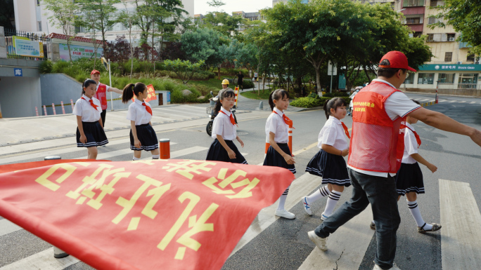 志愿者指挥交通保护儿童过马路