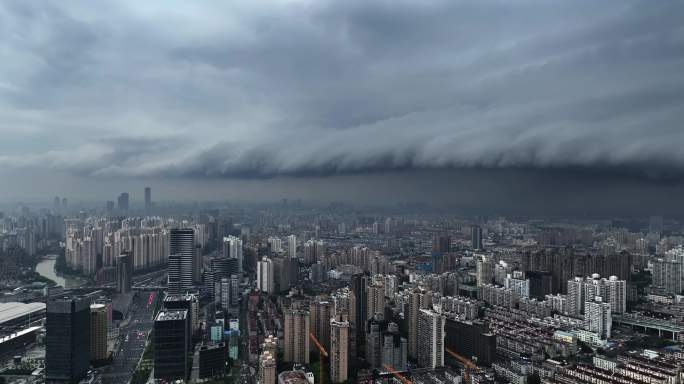 上海城市上空的风暴航拍