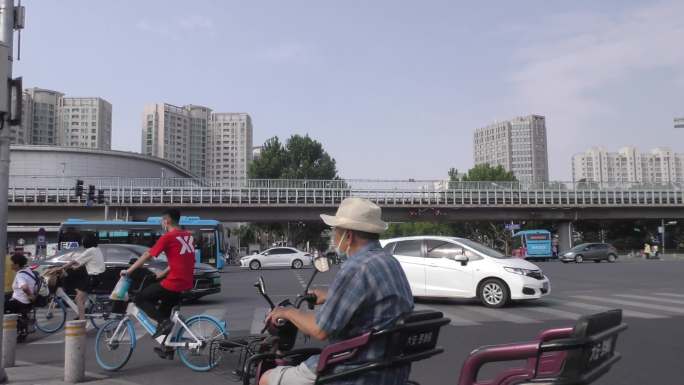 城市早晨街道车流人流骑行打拼上班炎热酷暑