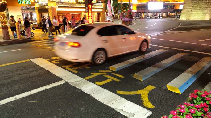 夜晚城市路口人行横道延时