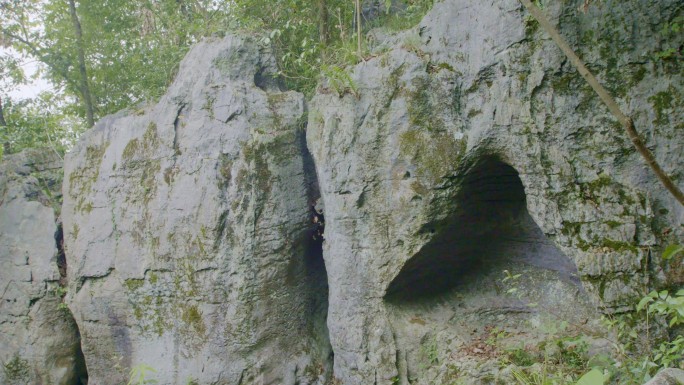 乡村奇石石洞