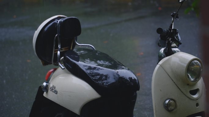 雨中的电动摩托车