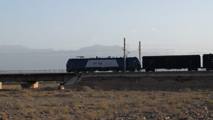 行驶在祁连山下铁道上的货运火车