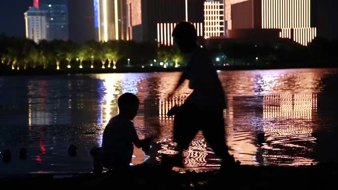 城市幸福生活 小学生防溺水 孩子河边玩水