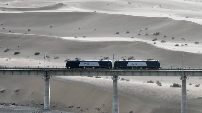 航拍甘肃沙漠上铁路火车