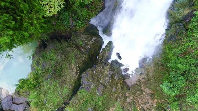 绿水瀑布大自然山水水流风景森林云雾景区