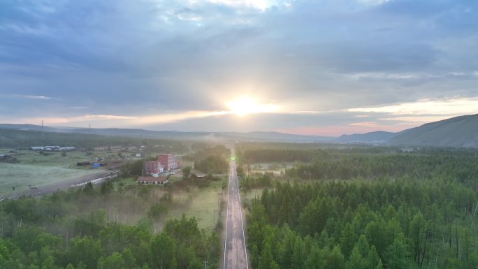 航拍夕阳照耀的云雾森林