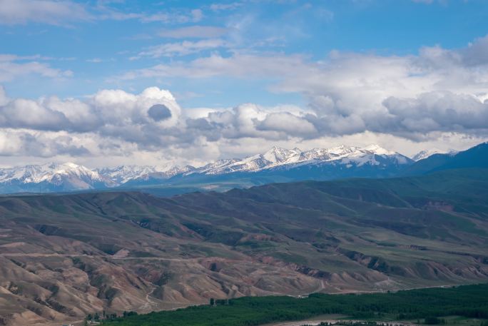 新疆雪山河谷光影延时白天