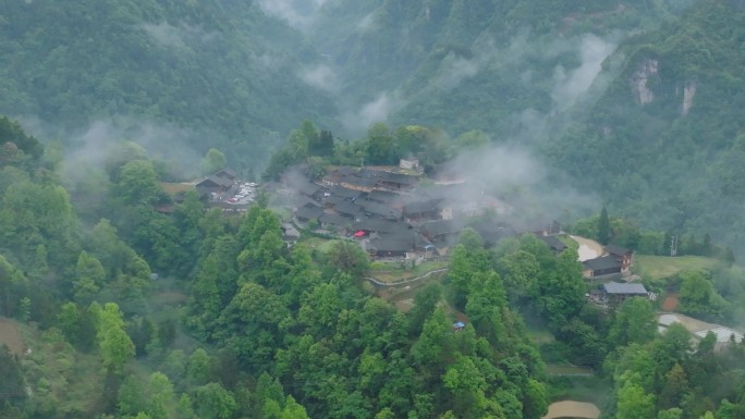 4K航拍湘西花垣县云雾中十八洞村5