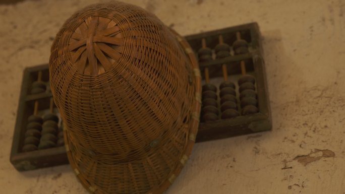旧物件 编织篮 油灯